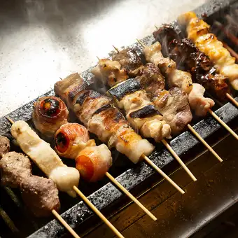 【仅限周六至周四】8道菜套餐，包含烤鸡肉串和烤鱿鱼，仅需4500日元！包含120分钟的畅饮时段，让您尽享轻松惬意。