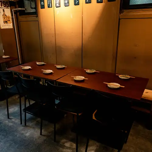 A casual pub where smoking is allowed at all seats.
