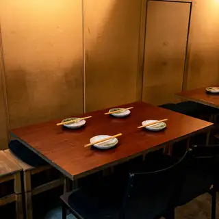 We have table seating for 4 people available on the 1st and 2nd floors.This is the perfect spot for drinks with friends or a drink after work.By combining tables, we can accommodate group use.Enjoy our signature creative chicken meatballs and fresh seafood in a lively atmosphere.Since smoking is permitted in all seats, smokers can relax and enjoy their time here without any worries.