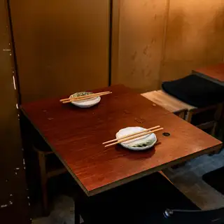 Our two-person tables are perfect for drinks with close friends or for a quick drink after work.You can enjoy a relaxed conversation while nibbling on our signature creative chicken meatballs and fresh sashimi, which are easy to order.We have them available on both the first and second floors.Smoking is permitted at all seats, so smokers are welcome.