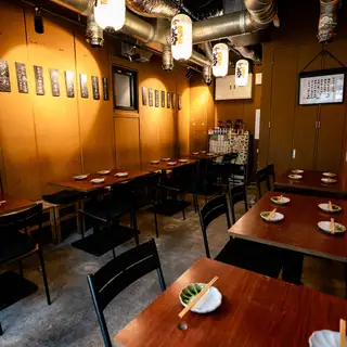 We offer private rentals of both the first and second floors.With a maximum capacity of 50 people across two floors, it's ideal for large banquets such as farewell and welcome parties, year-end parties, and company get-togethers.This can be used in conjunction with our course menu which includes our signature dishes and a 2-hour all-you-can-drink option.Please feel free to contact us to discuss your needs, including the number of people and your budget.