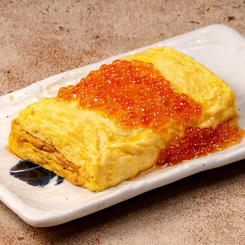 [Exquisite Dish] A luxurious and visually stunning dish featuring fluffy dashi-rolled omelet topped with plenty of large salmon roe.