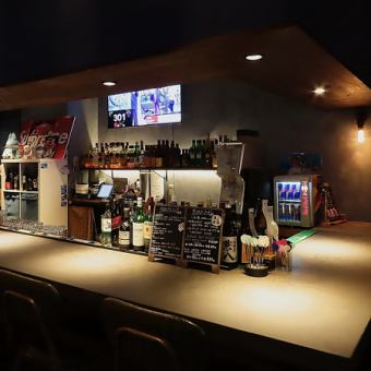 スタッフや周囲のお客様と自然と仲良くなれる程よい距離感のカウンター席