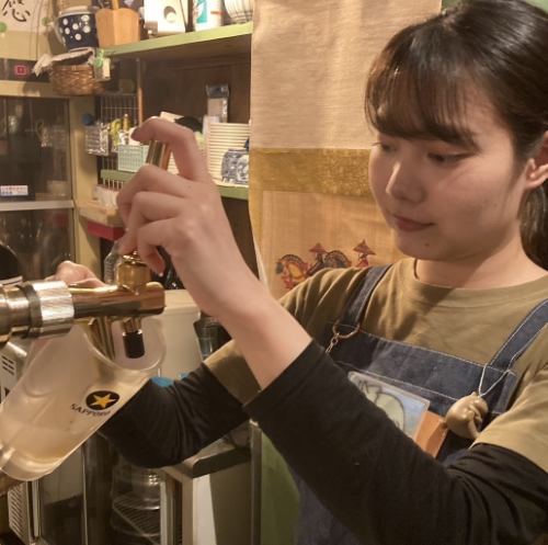 【1階】大衆酒場感溢れる店内で、1人飲みにも人気…