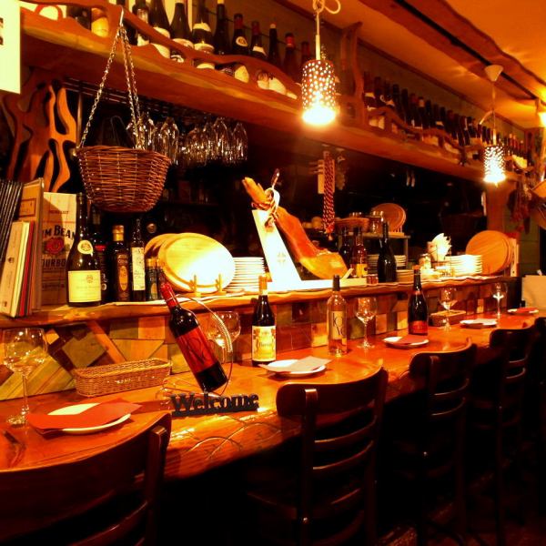 自慢の一枚板カウンター☆１人でゆっくり食事とお酒を楽しむもよし！カップルで仲良くも良し！ 目の前がオープンキッチンなので、食材のいい香りがしてきます♪