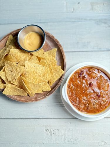 チリコンカーンと無添加タコスチップ