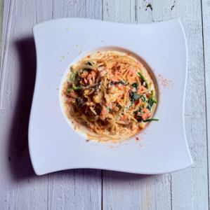 サーモンとほうれん草のレモンクリームパスタ
