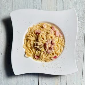 厚切りベーコンのカルボナーラ