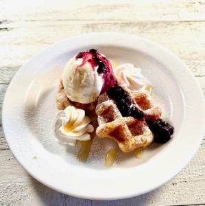 本日のデザート ワッフルバニラアイス　ベリーソース