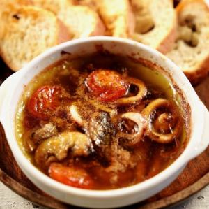 イカ、キノコ、トマトのスパイスアヒージョ