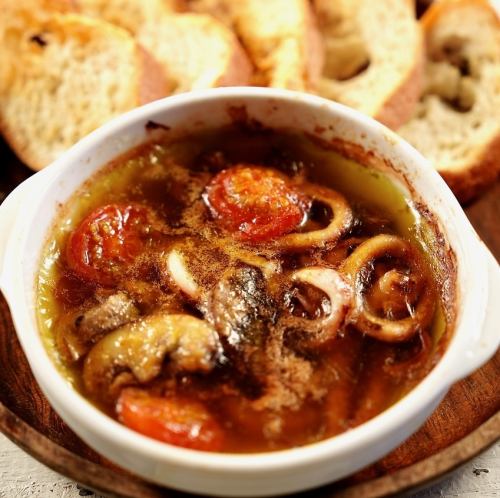 오징어, 버섯, 토마토의 향신료 아히 조