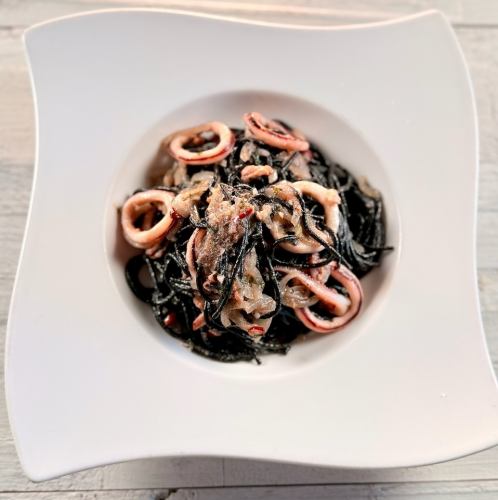 오징어 잉크와 토마토 파스타