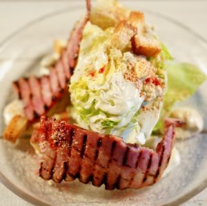 アイスバーグサラダ、グリルベーコンとゴルゴンゾーラソース