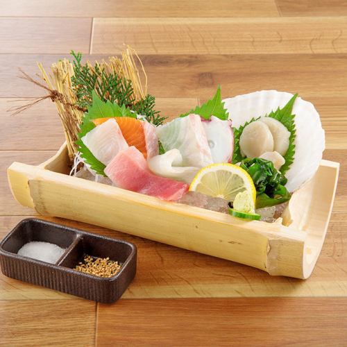 Assortment of 7 seafood sashimi (1 serving)