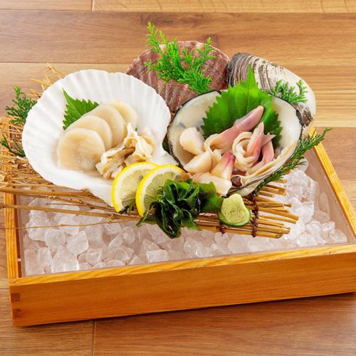 Assortment of two kinds of live shellfish (scallops and surf clams)