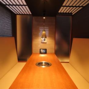 7～8名様でご利用いただけるVIP個室席ご用意ございます。その他にも2～4名様、3～6名様、7～8名様などの小・中人数収容可能な個室席、9～10名様、10～12名様、13～18名様などの大人数収容可能な個室席ご用意ございます。
