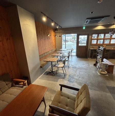 女子会や、ママ友会などの楽しい仲間とのランチは4名掛けのテーブル席をどうぞ!椅子はソファになっていますので、時間を忘れて、お寛ぎいただけます。