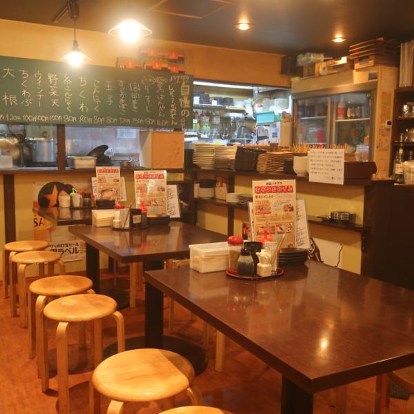 The interior of the store, which has the image of an oden stall that you drop in, is a space that you can easily use.If you connect the tables, you can enjoy it with a large number of people, and of course we also accept reservations.We are trying to make it easy and comfortable for everyone to eat and drink.