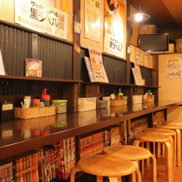 It's a popular izakaya, so the counter is ◎! There are TVs and manga, so there are many people who go alone!