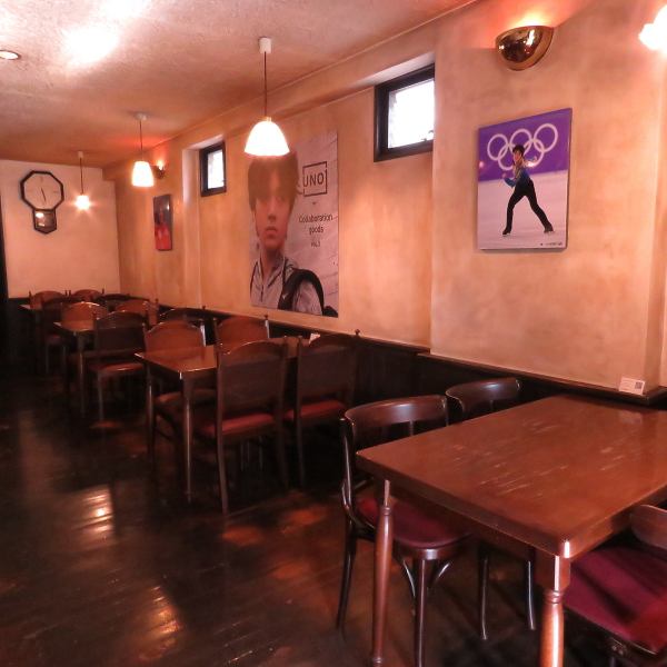 店内はどこか懐かしさを感じさせる、昔ながらの喫茶店のような落ち着いた雰囲気。温かみのあるオレンジ色のライトがやさしく空間を照らし、ゆったりとした時間が流れます。居心地の良さに包まれながら、静かに食事や会話を楽しめる心安らぐ空間です。