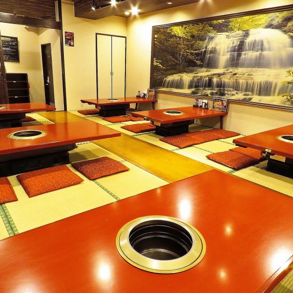 [榻榻米房间座位]我们有6个可容纳6人的餐桌座位。私人房间最多可容纳36人。2小时各种宴会的全友畅饮如何？有1500日元和2000日元的两道菜可供选择。