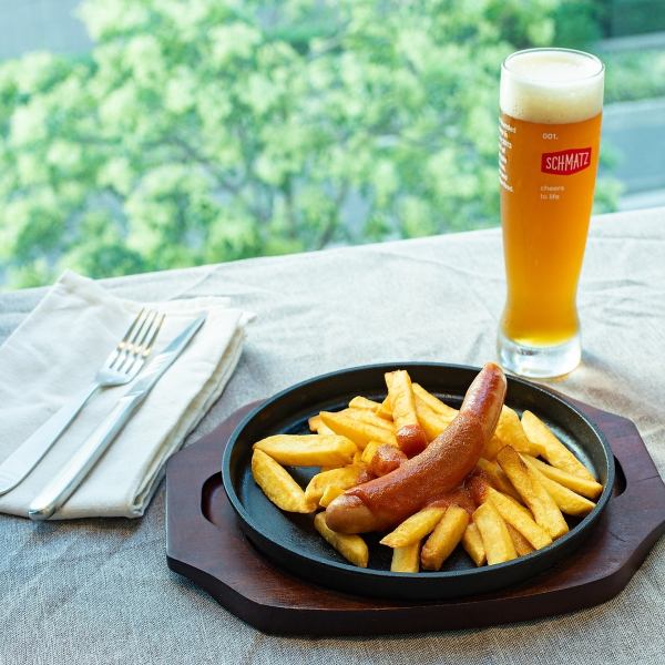 多汁的【特製德國香腸】放在滾燙的鐵板上，與啤酒絕配！