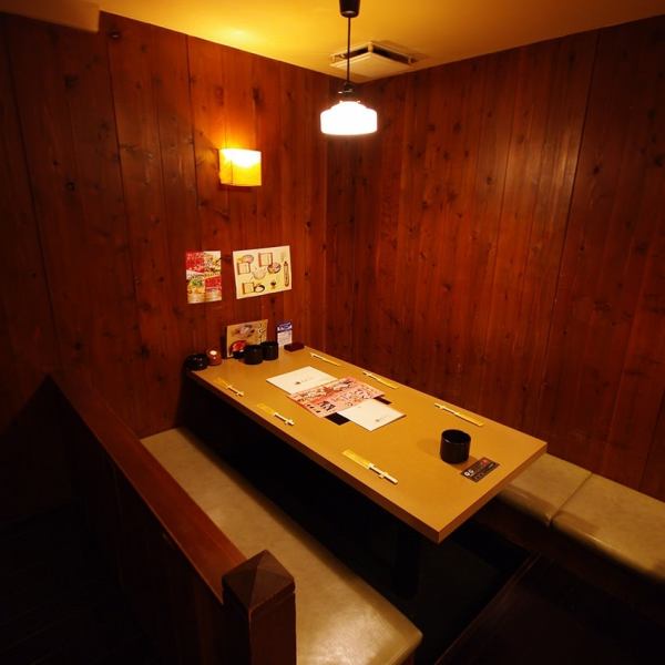 【接待や会食におすすめ】4～10名様まで対応。大人数向け仕切りのある半個室の落ち着いた空間。会話を楽しみながら、ゆっくりお食事をしていただける広々とした掘りごたつ席をご用意しております。接待はもちろん、記念日や顔合わせ、家族でのお食事会にもおすすめです。人気のお席の為、ご希望の際は事前にご相談ください