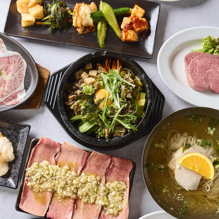 쓰루하시역 서쪽 개찰구에서 도보 10초!! 창업 50년의 노포 야키니쿠점