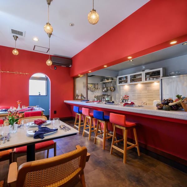 【ライブ感あふれるカウンター席】アンリマティスの「赤い部屋」をモチーフにした店内。シェフの華麗な手さばきや、食材が変化していく様子を目の前でご覧いただける特等席。カウンター席では、グリルの熱や調理の音、食欲をそそる香りを五感で感じながら、臨場感あふれる特別なひとときをお過ごしいただけます。