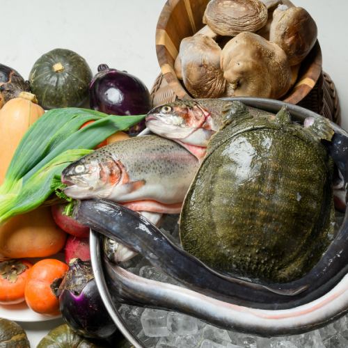 全国の旬を厳選。素材が主役のフレンチ懐石