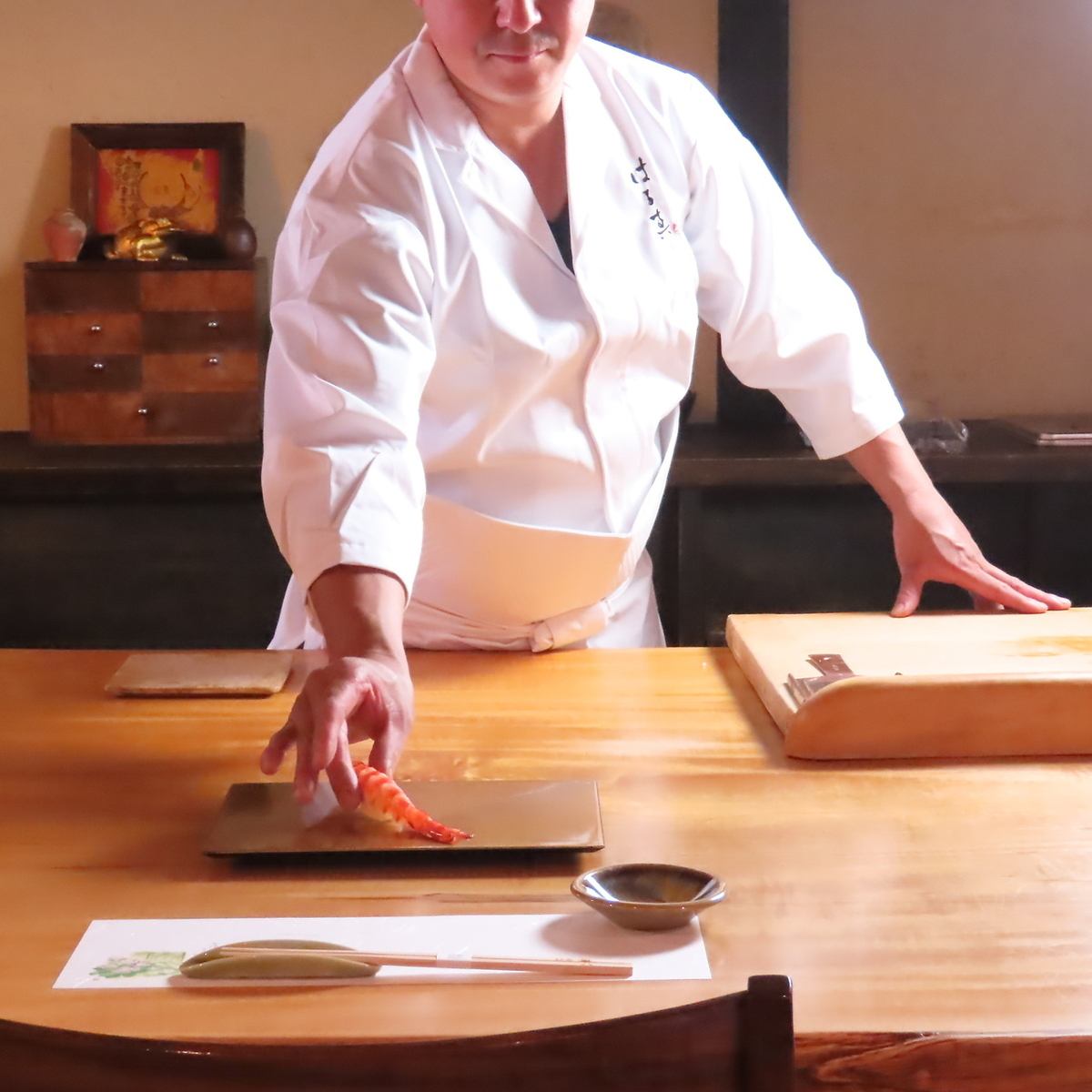 鮨と鉄板焼を目の前で職人がご提供。