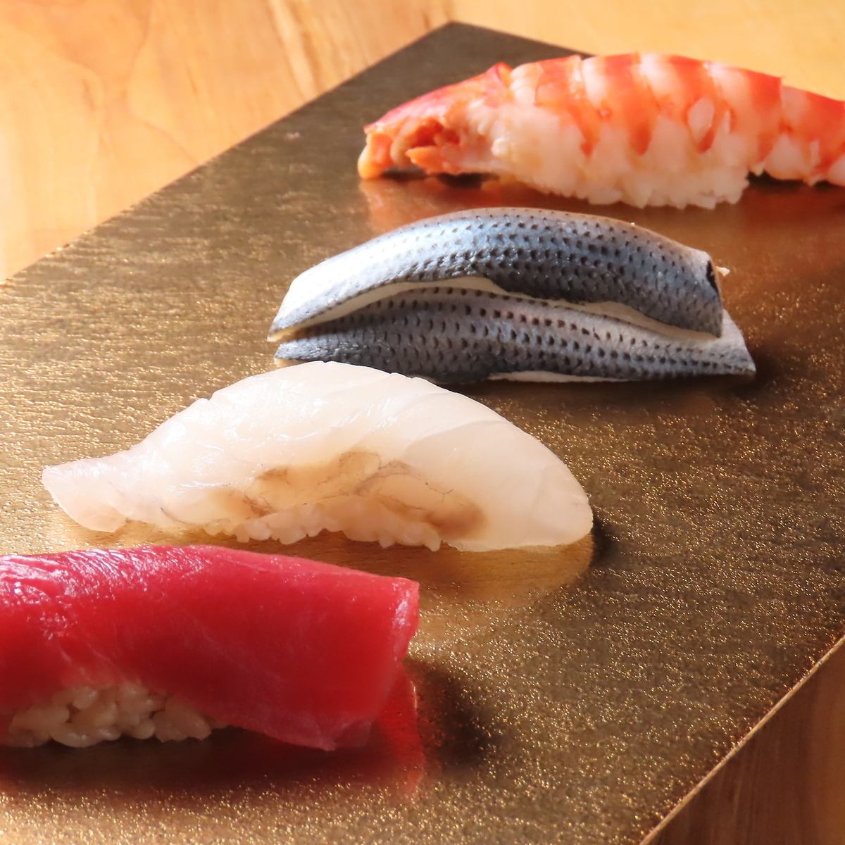 鮨と鉄板焼を目の前で職人がご提供。
