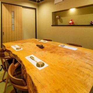完全個室席は4名様以上でご利用可能です。周りを気にせず、大切な方との時間を過ごしたい方にぴったりな空間です。是非、各種お集まりやお祝いなど大切な方と特別な時間をお過ごしください。