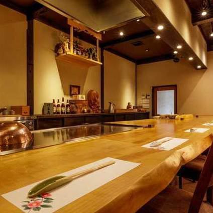 目の前で鮨・鉄板焼の風景を楽しめる