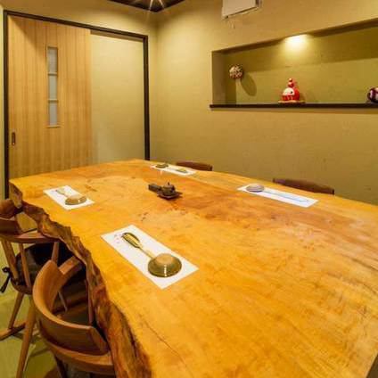 ゆっくりと寛げる完全個室。接待・お仲間の宴会には最適