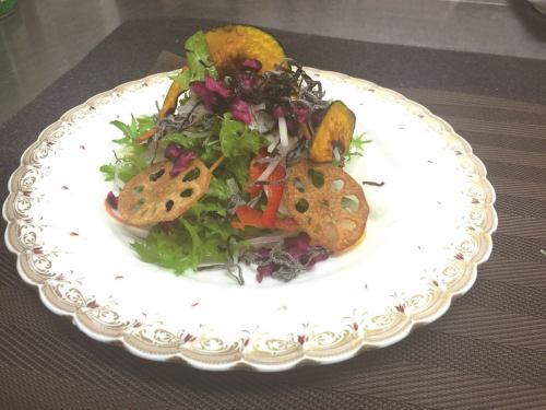日本沙拉配鹽海帶和泡菜