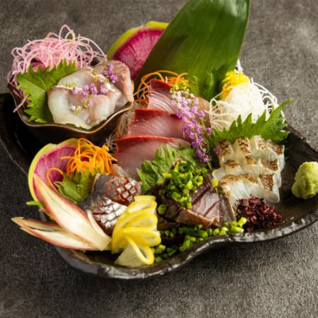 Assortment of five kinds of sashimi for two