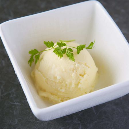 Vanilla Ice Cream Mixed Berries