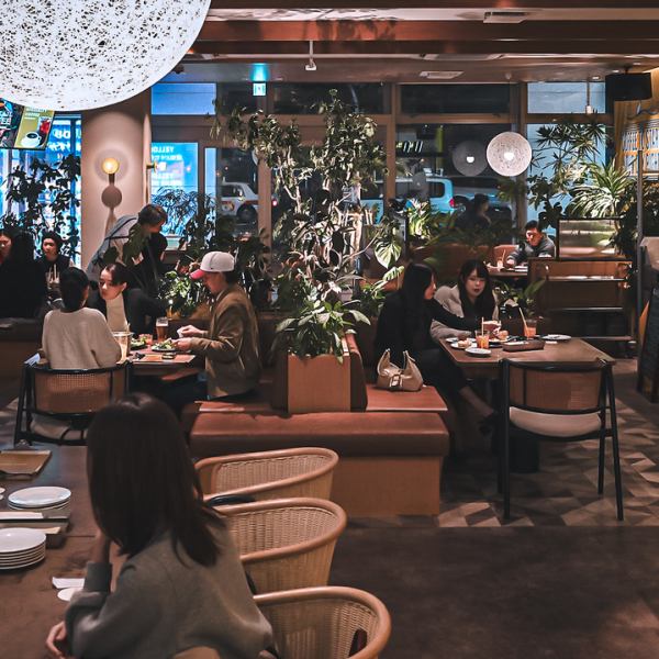 久茂地の好立地タイムズビル１階。大人数のパーティー、ワークスペースなど多様な利用が可能！