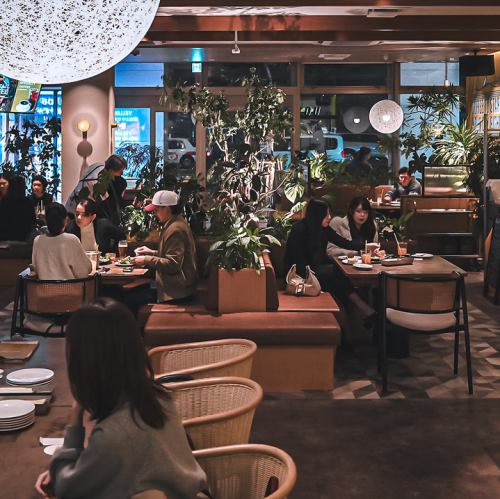 明るく開放感のある店内