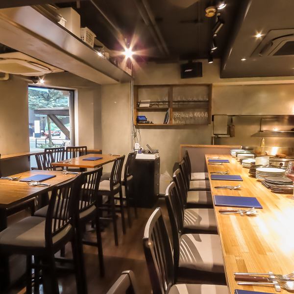 【開放感のあるお洒落な空間で、ゆったりとお過ごしいただけます】店内には、カウンター席とテーブル席を完備しております。ゆったりと落ち着いてお食事いただけるお洒落な空間で、四季折々の”旬”の味覚と当店自慢の豊富なワインを心ゆくまでご堪能ください◎