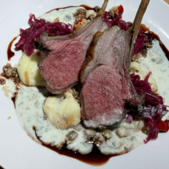 骨付き仔羊のロースト　ゴルゴンゾーラソース