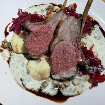 骨付き仔羊のロースト　ゴルゴンゾーラソース