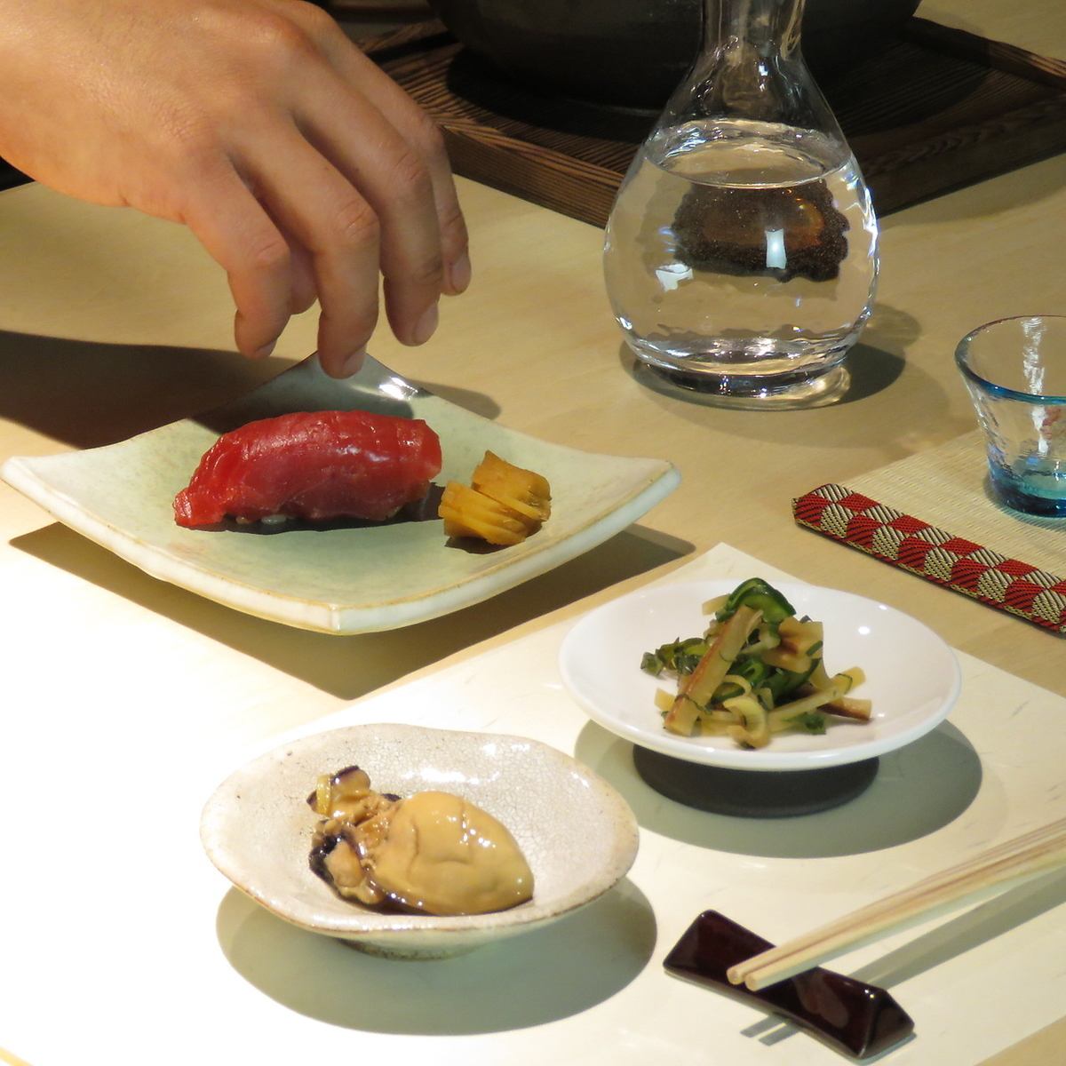 Enjoy carefully selected seafood dishes and Japanese sake in a cozy atmosphere!