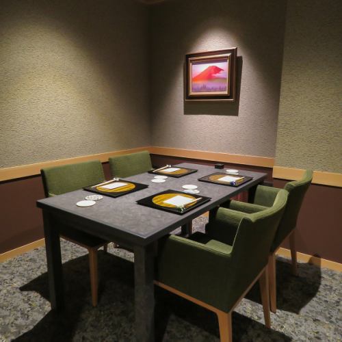 <p>大切な方とのご接待やご商談、お顔合わせのご会食にもおすすめです。その他にも法事、慶事などの幅広いシーンにご活用いただけます。店内は洗練された空間を満喫でき、落ち着いた雰囲気の完全個室をご用意しております。</p>