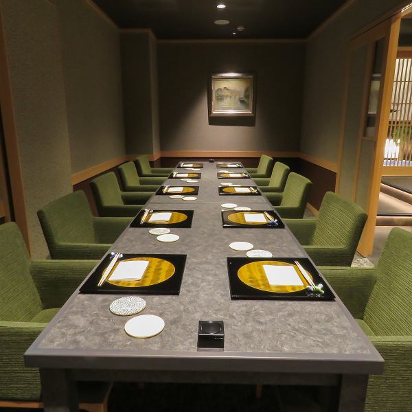 個室を５部屋ご用意しており、お部屋つなげると１０名様まで可能です。その内一つが完全個室となります。法事や慶事、両家顔合わせ、七五三といった、特別な日はお昼からの御予約も承ります。心を込めておもてなしいたします。お気軽にお問合せください。