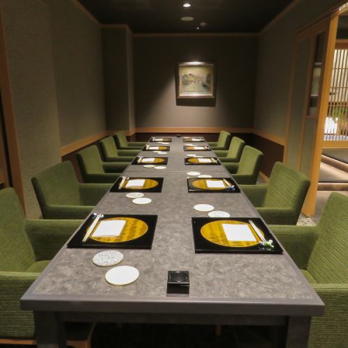 <p>個室を５部屋ご用意しており、お部屋つなげると１０名様まで可能です。その内一つが完全個室となります。法事や慶事、両家顔合わせ、七五三といった、特別な日はお昼からの御予約も承ります。心を込めておもてなしいたします。お気軽にお問合せください。</p>