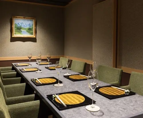 <p>個室を５部屋ご用意しており、お部屋つなげると１０名様まで可能です。その内一つが完全個室となります。法事や慶事、両家顔合わせ、七五三といった、特別な日はお昼からの御予約も承ります。心を込めておもてなしいたします。お気軽にお問合せください。</p>
