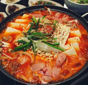 Korean Army Hot Pot [8 dishes total] Budae Jjigae Course 3850 yen