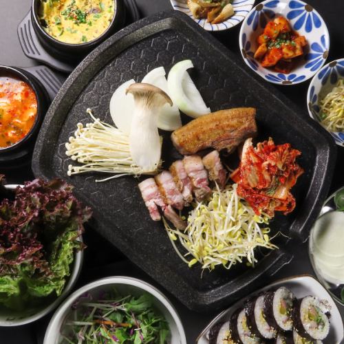 Synonymous with Korean cuisine! The classic "Samgyeopsal" SET (1 serving)